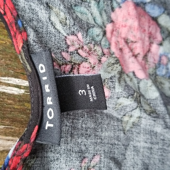 TORRID 3X BLACK BACKGROUND BLUE RED FLORAL TANK TOP BLOUSE - Picture 5 of 6